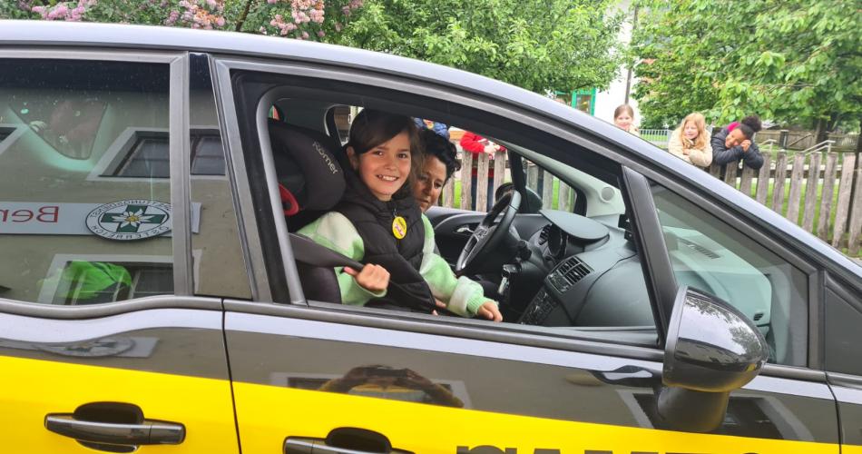 Kind der dritten Klasse im Auto