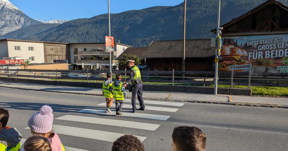 Kinder bei der Straßenüberquerung