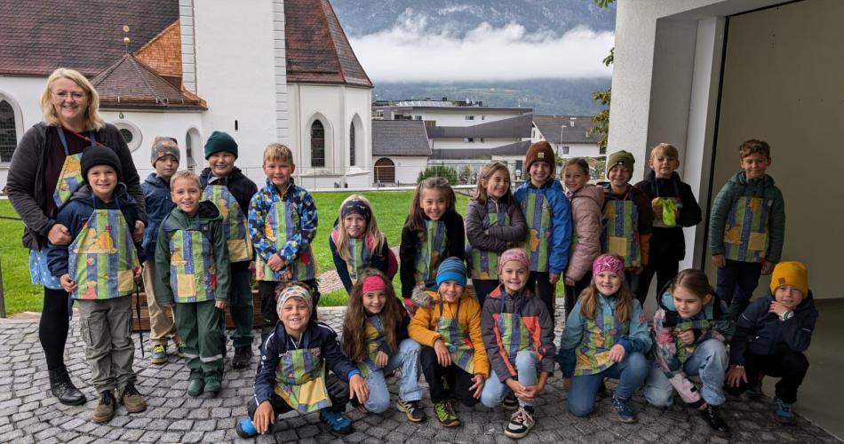 3. Klasse beim Brot backen in Hatting