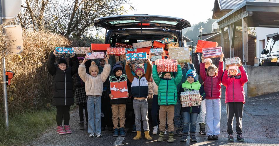 Kinder mit Weihnachtspackerl