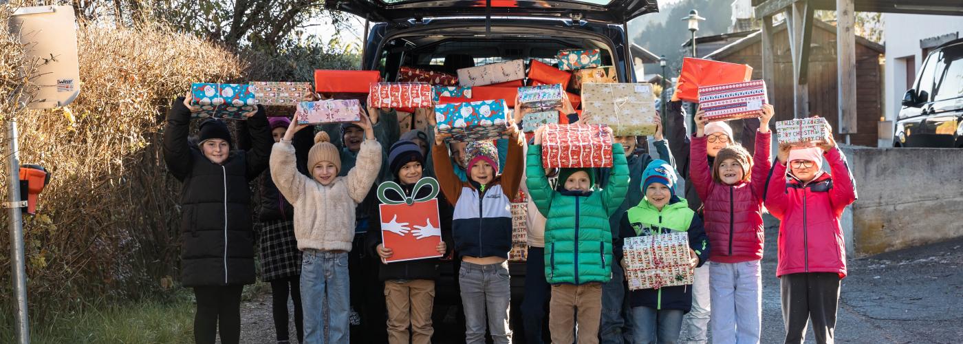 Kinder mit Weihnachtspackerl