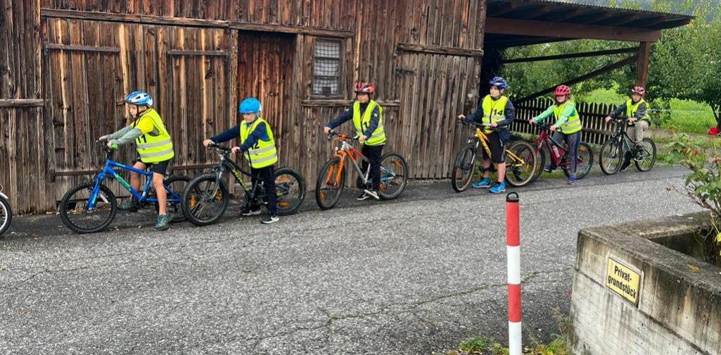 4. Klasse bei der Radfahrübung