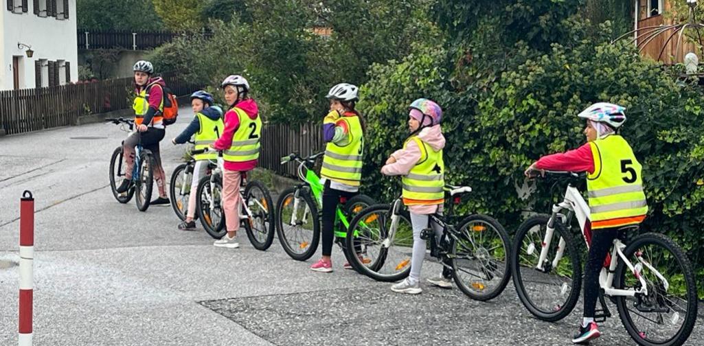 4. Klasse bei der Radfahrübung