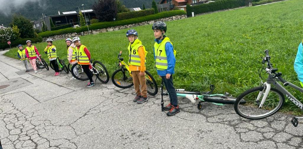 4. Klasse bei der Radfahrübung