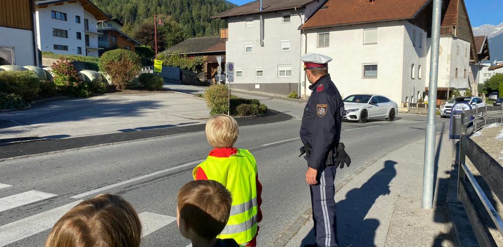 Kinder der 1b Klasse bei der Aktion Zebrastreifen