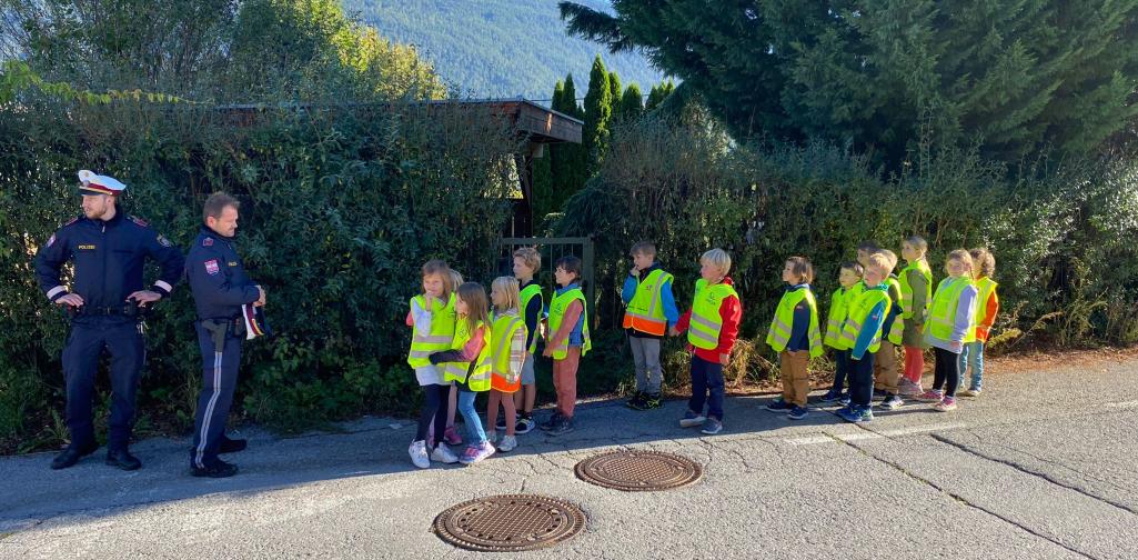 Kinder der 1b Klasse bei der Aktion Zebrastreifen