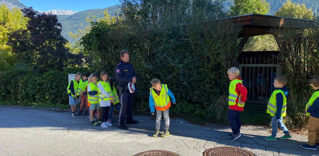 Kinder der 1b Klasse bei der Aktion Zebrastreifen