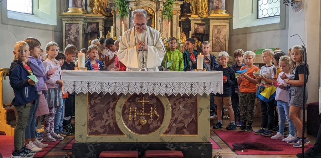 1a und 1b Klasse mit Herrn Pfarrer Josef Scheiring am Altar