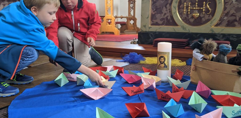 Kinder der 1a mit gebastelten Booten