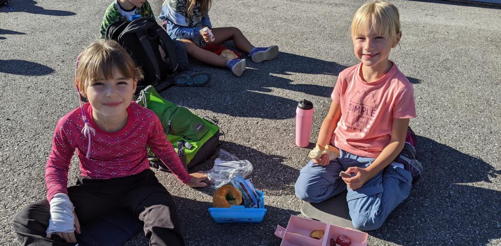 Kinder der 1a und 1b beim Jausnen