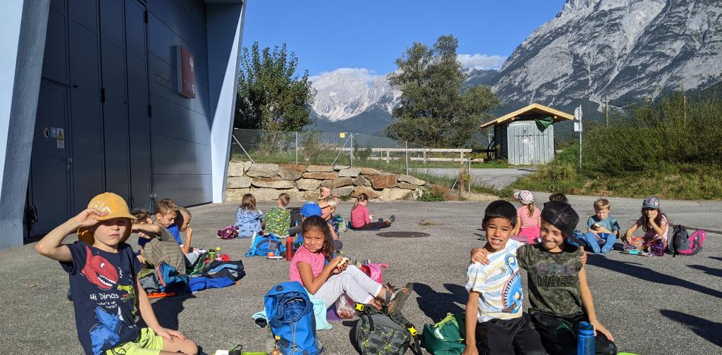 Kinder der 1a und 1b beim Jausnen