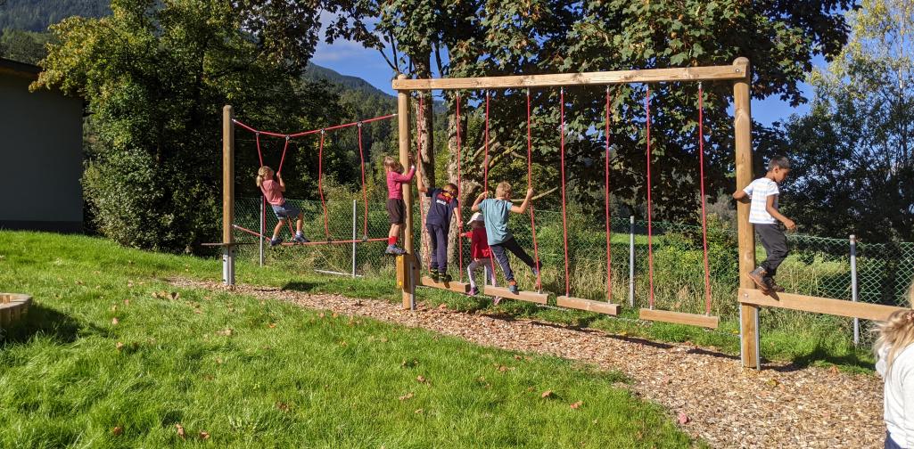 Kinder der 1a und 1b am Flaurlinger Spielplatz