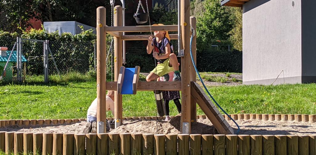 Kinder der 1a und 1b am Flaurlinger Spielplatz
