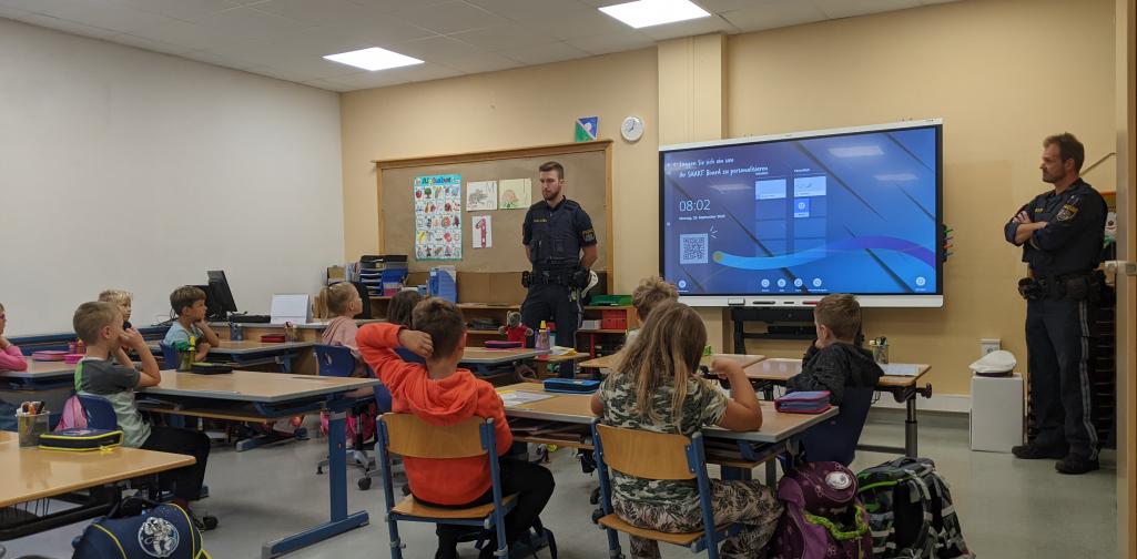 Kinder der 1a Klasse bei der Aktion Zebrastreifen