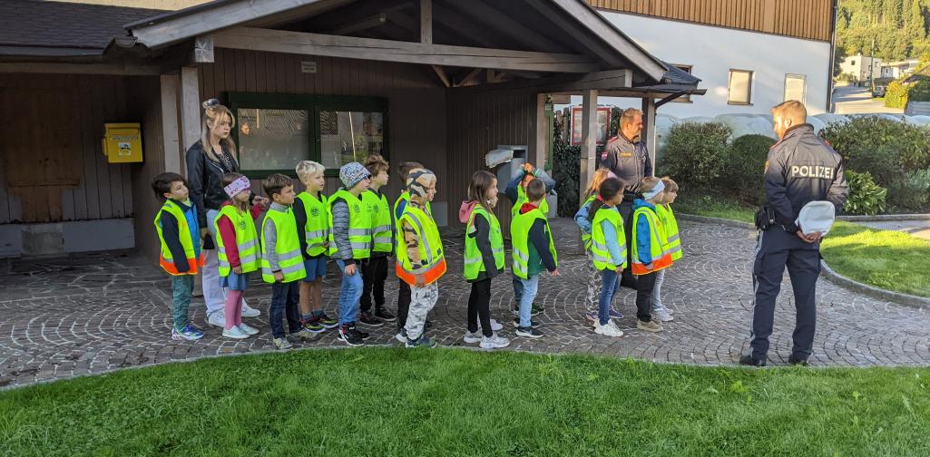 Kinder der 1a Klasse bei der Aktion Zebrastreifen