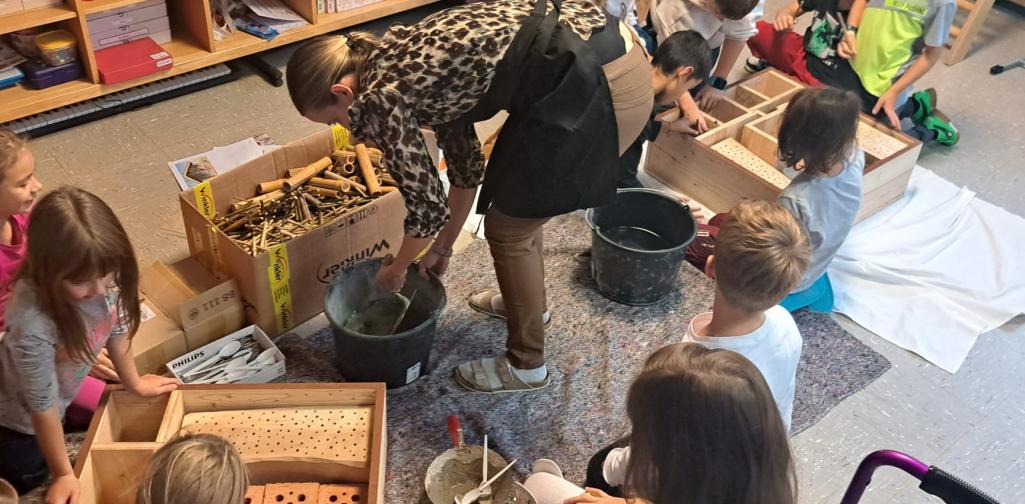 Kinder bei den Projekttagen Lernbereich "Insektenhotel"