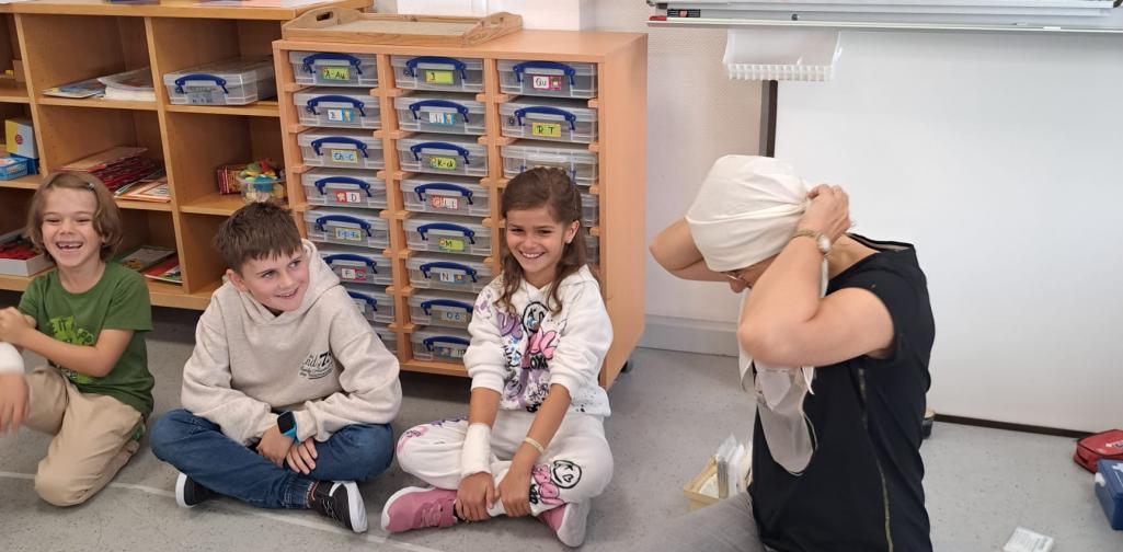 Kinder bei den Projekttagen Lernbereich "Erste Hilfe"