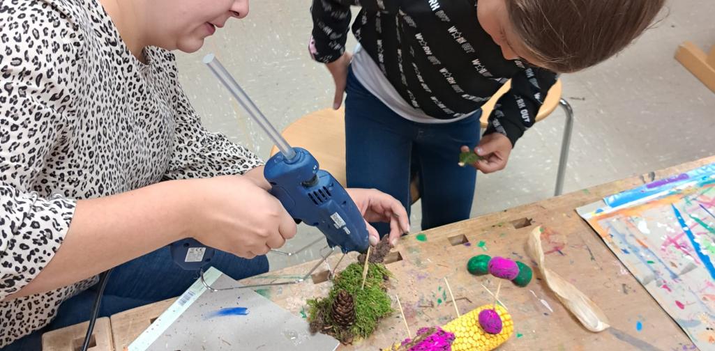 Kinder bei den Projekttagen Lernbereich "Basteln mit Naturmaterialien"
