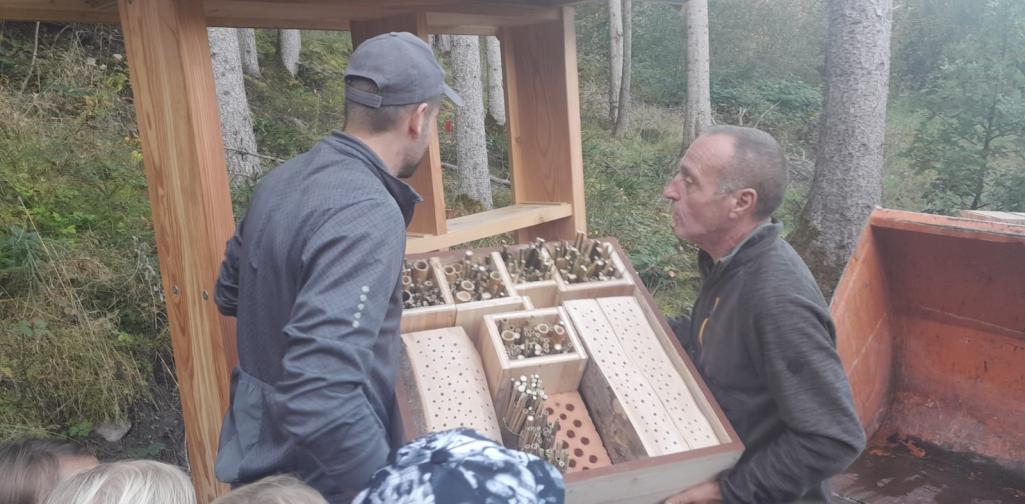 Hansi und Magnus beim Befüllen des Insektenhotels