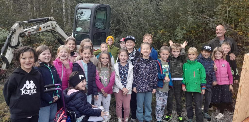 2 Klasse mit Hansi beim Befüllen des Insektenhotels