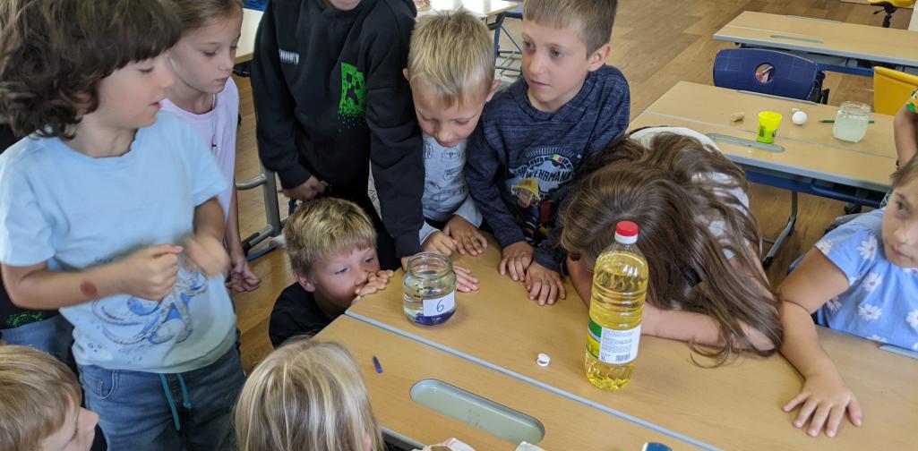 Kinder bei den Projekttagen Lernbereich "Experimente"