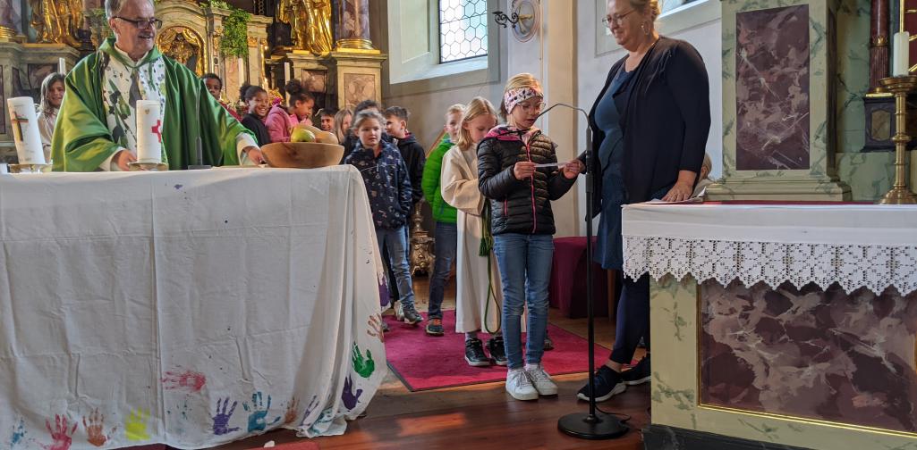 3. Klasse beim Altar