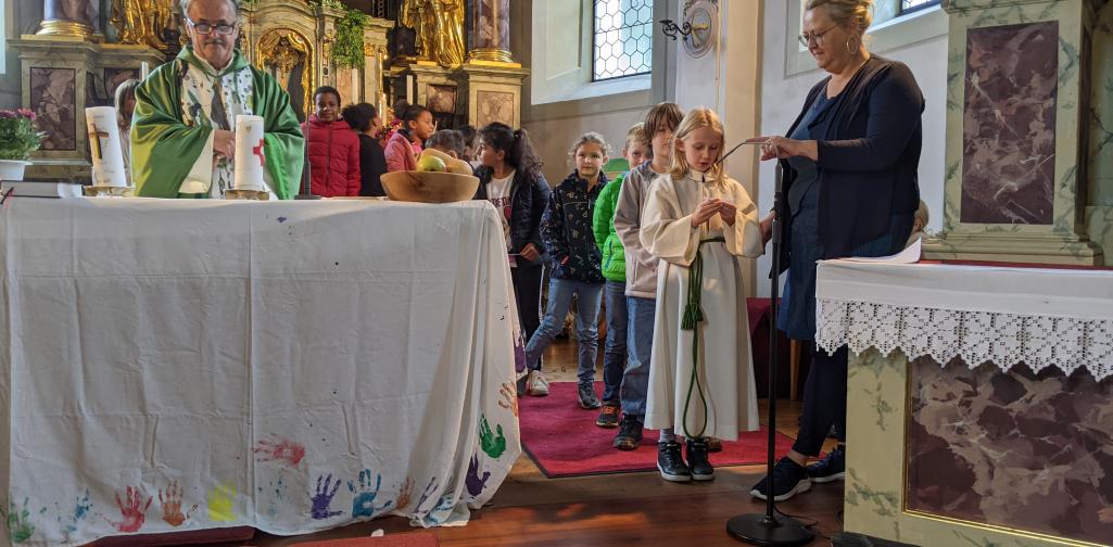 3. Klasse beim Altar