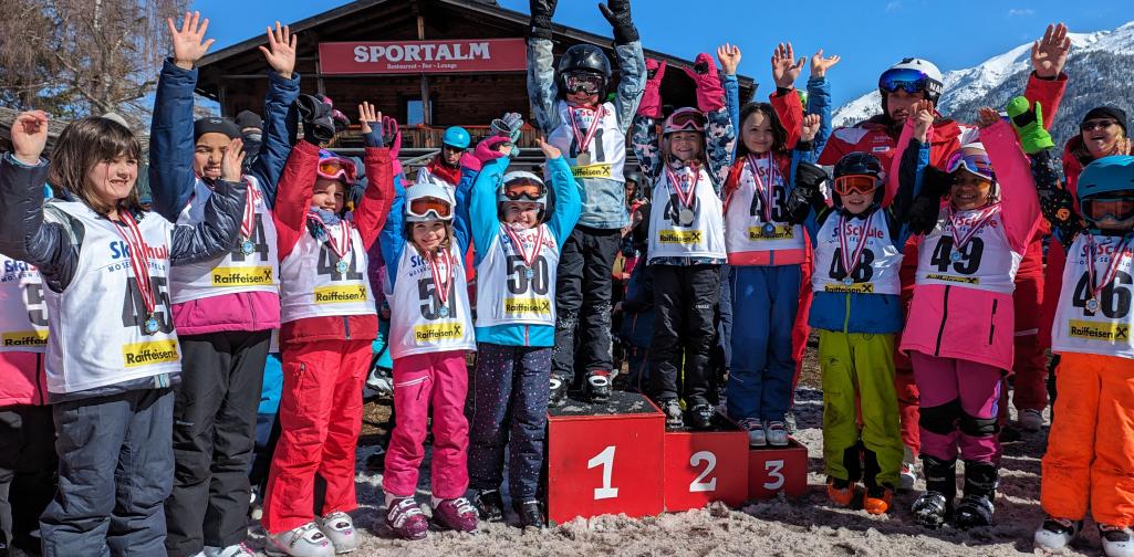 Kinder der VS Polling beim Skirennen