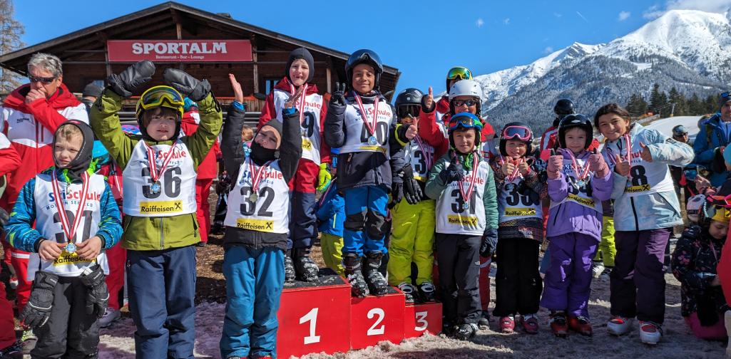 Kinder der VS Polling beim Skirennen