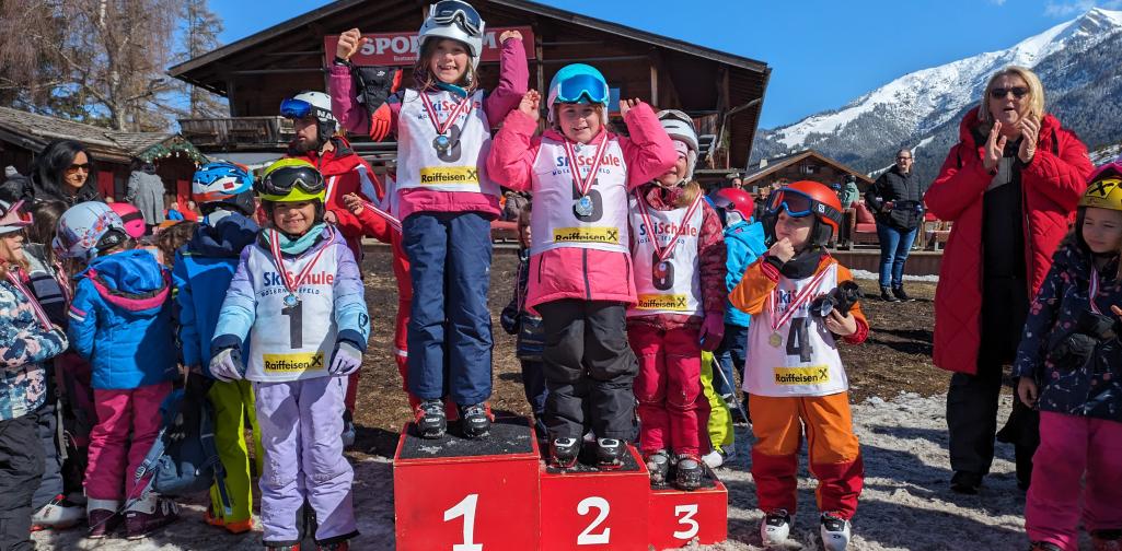 Kinder der VS Polling beim Skirennen
