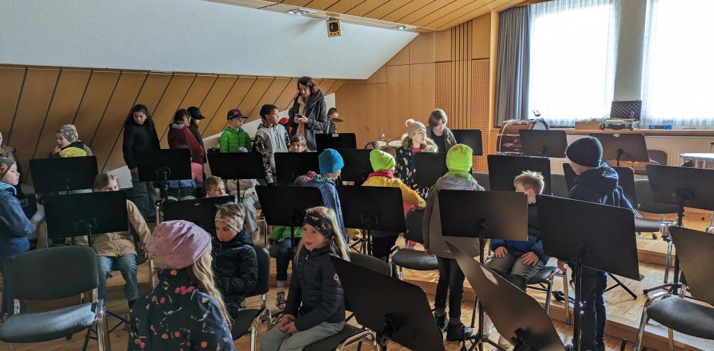 Kinder im Probelokal der MK Polling