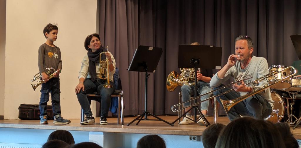 Musikschullehrer auf der Bühne