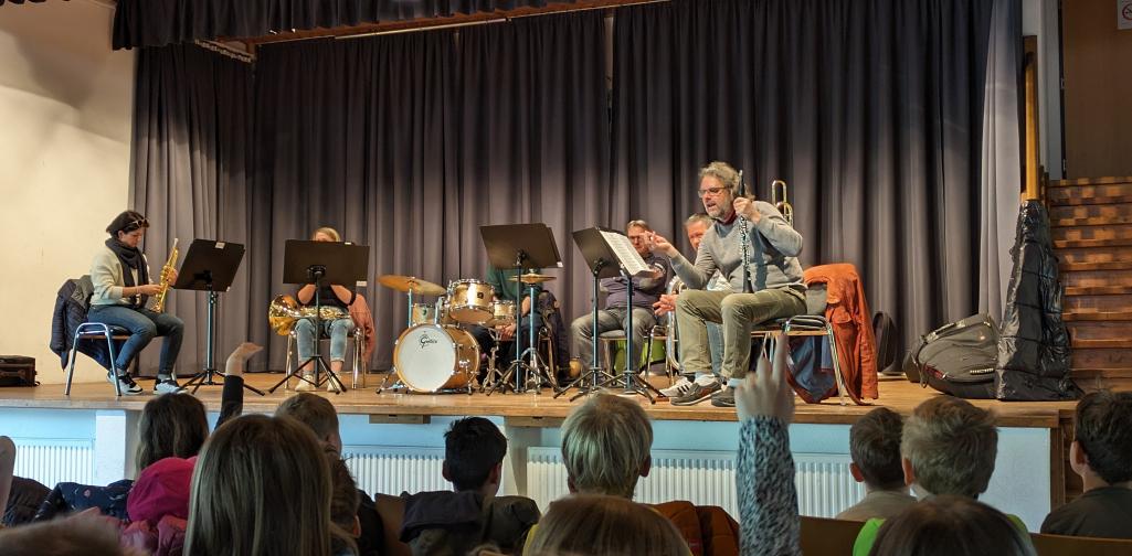 Musikschullehrer auf der Bühne