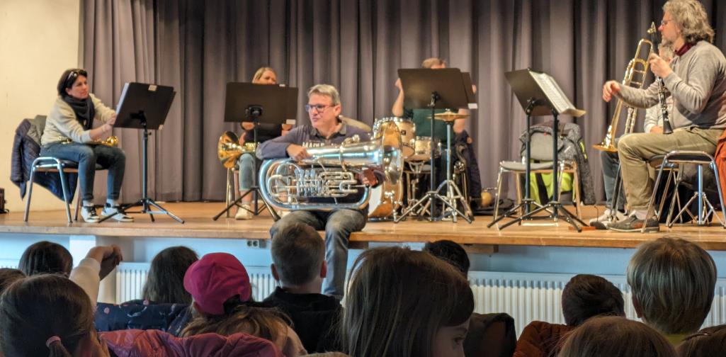Musikschullehrer auf der Bühne