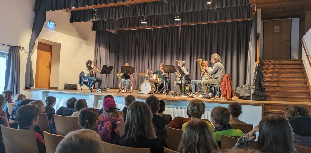 Musikschullehrer auf der Bühne