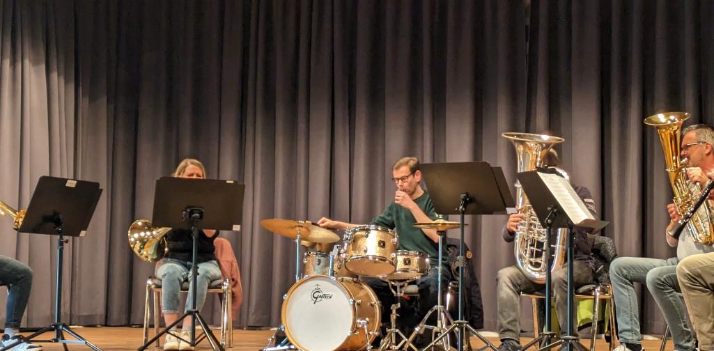 Musikschullehrer auf der Bühne