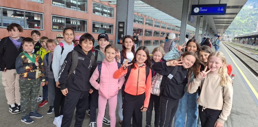 4. Klasse am Bahnhof