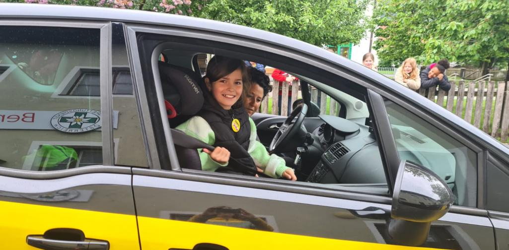 Kind der dritten Klasse im Auto