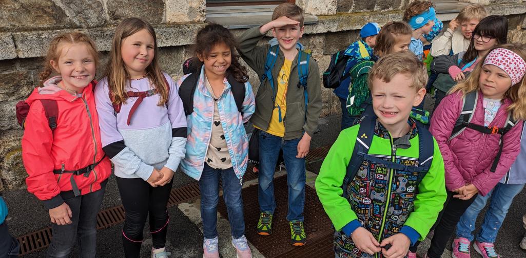 Kinder der 1a Klasse am Bahnhof