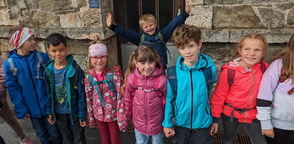 Kinder der 1a Klasse am Bahnhof