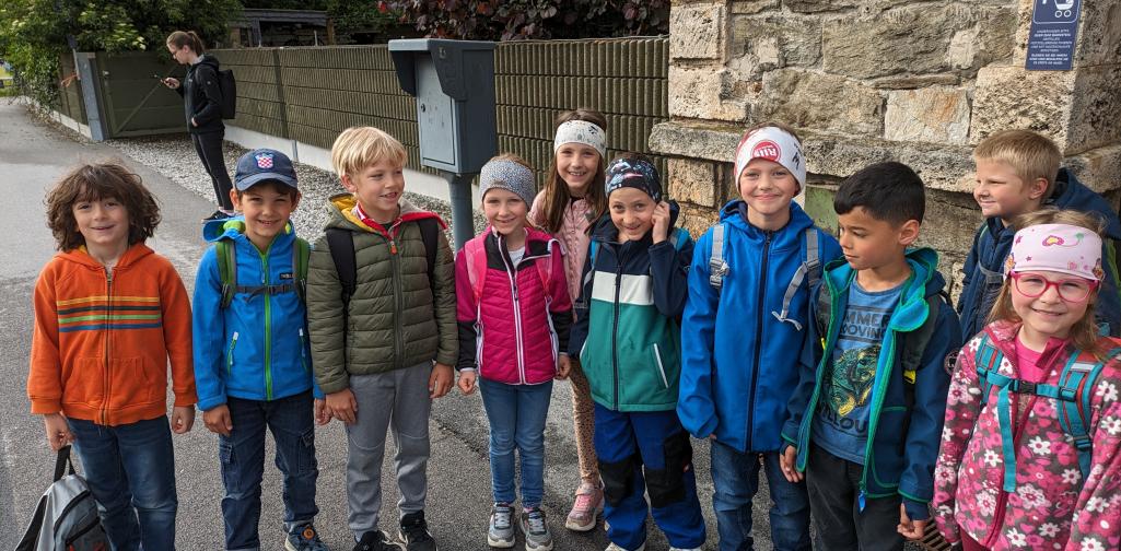 Kinder der 1a Klasse am Bahnhof