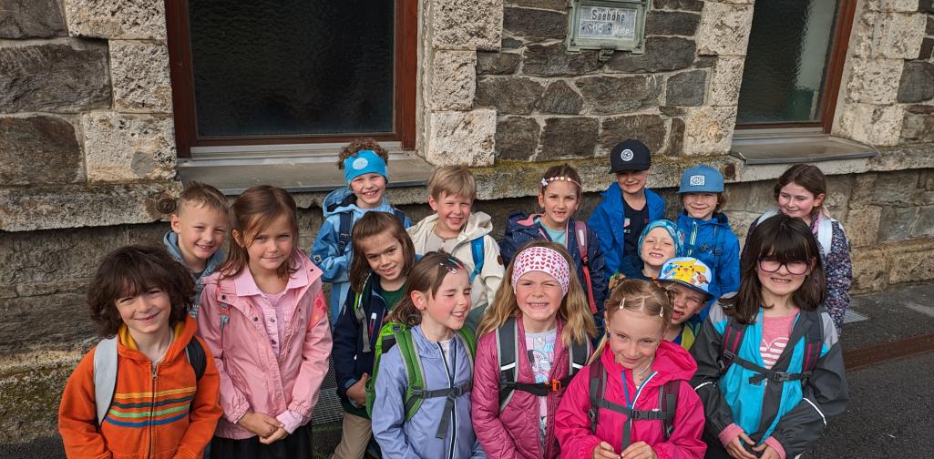 Kinder der 1b Klasse am Bahnhof