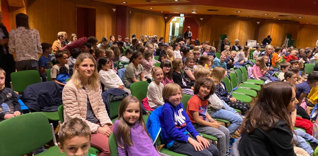 Kinder im Rathaussaal