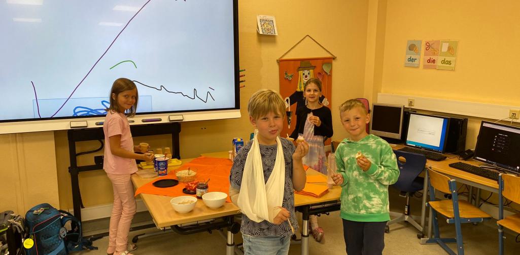 Kinder 1b Erdbeerverkostung