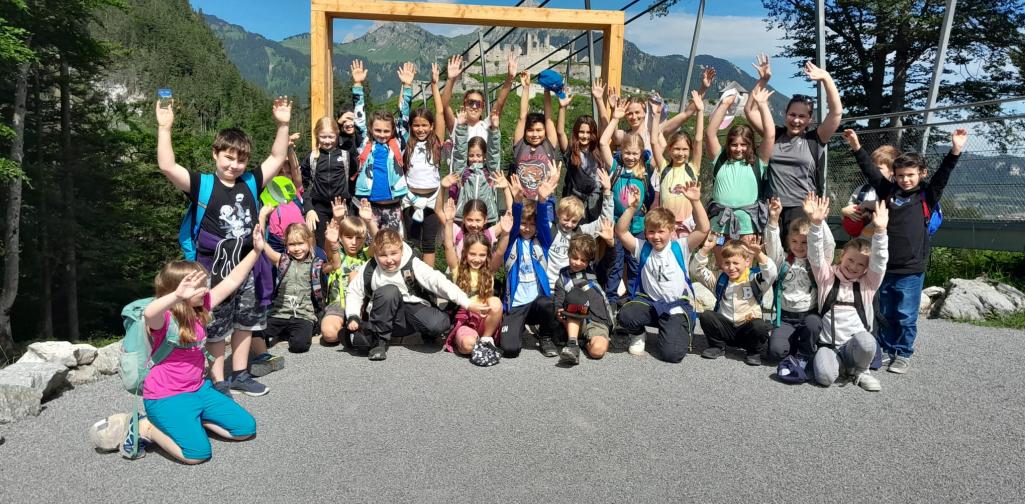 Gruppenfoto 2. und 4. Klasse