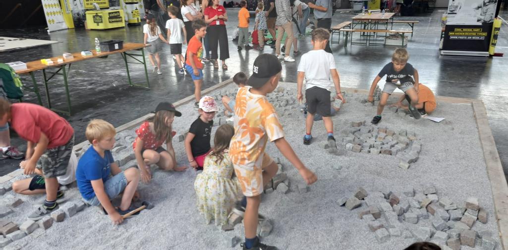 Kinder 1a auf der Weltenbummlermesse