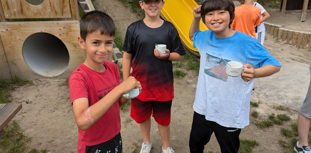 Kinder bei der Gesunden Jause