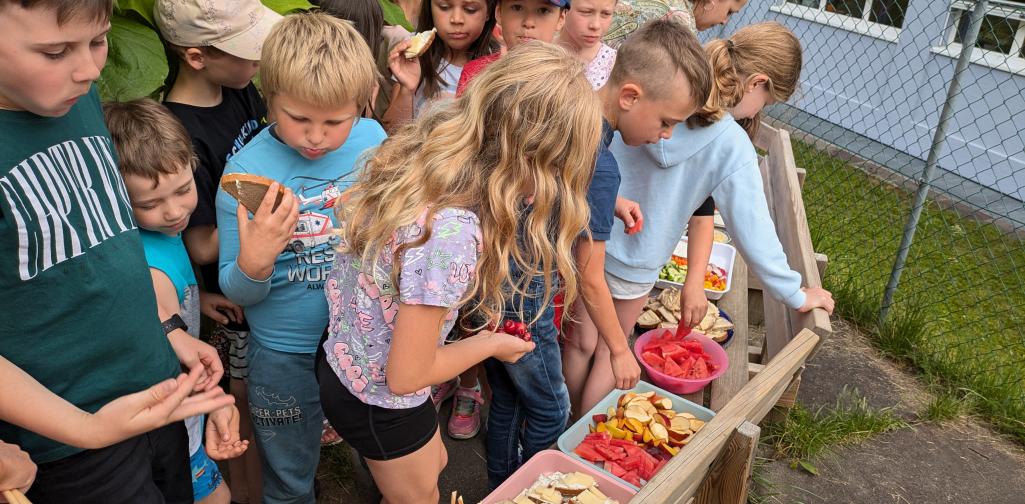 Kinder bei der Gesunden Jause