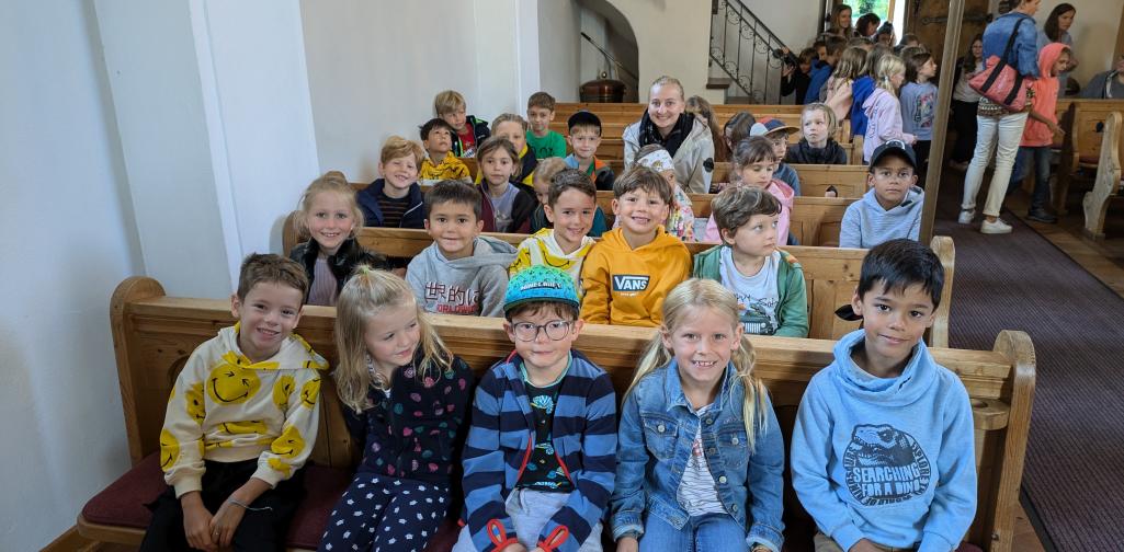 1. Klasse in der Kirche