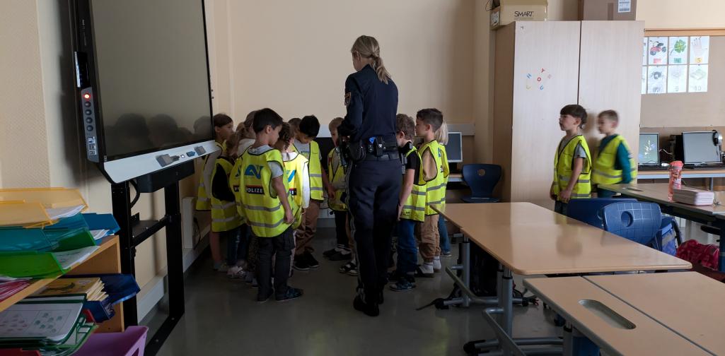 1. Klasse mit Polizistin und Warnwesten